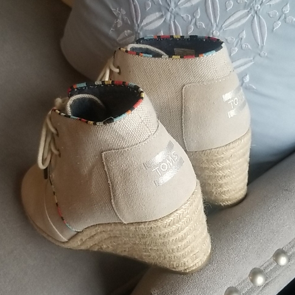 TOMS Burlap Suede Desert Wedge Bootie - Picture 4 of 7